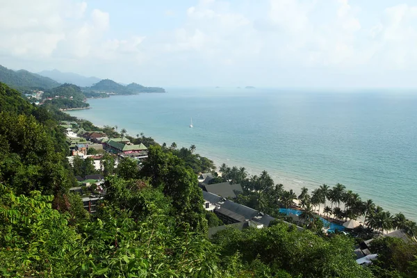 Letecký Pohled Pobřeží Tropiku Horami Domy Hotely Průzračným Modrým Mořem — Stock fotografie