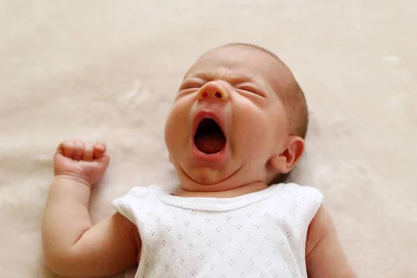 Jeden Miesiąc Dziecko Ziewanie Leżącego Kocu Przed Iść Spać — Zdjęcie stockowe