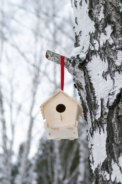 Casa Pájaros Madera Una Rama Árbol Bosque Nevado Invierno — Foto de Stock