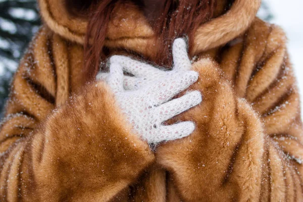 Frauenhände Weißen Strickhandschuhen Nahaufnahme Frau Kunstpelzmantel Mit Schneeflocken — Stockfoto