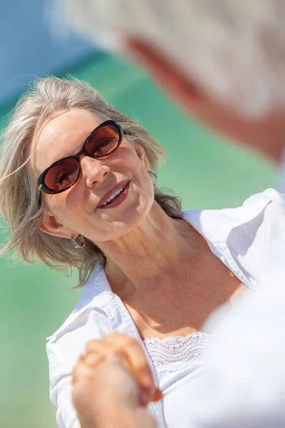 快乐的老人和女人夫妇跳舞和牵手在一个荒凉的热带海滩与绿松石海和清澈的蓝天 — 图库照片