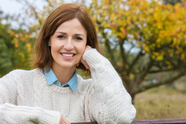 Aantrekkelijke Gelukkig Doordachte Midden Leeftijd Vrouw Leunt Rusten Hek Het — Stockfoto