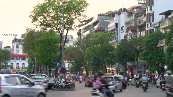 滑板车和人们在越南河内的街道上 2018年4月2日 摩托车 和人们在首都 越南的旧街区街道上 — 图库视频影像