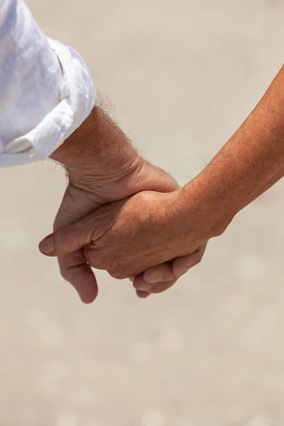 Rückansicht Eines Glücklichen Seniorenpaares Das Sich Einem Strand Den Händen — Stockfoto