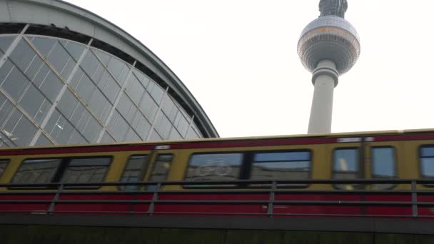 Bahn Treinstation Verlaten Alexanderplatz Door Fernsehturm Berlijn Duitsland — Stockvideo