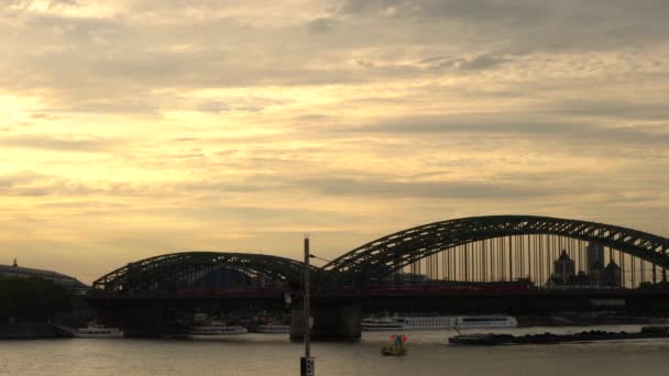 Video Klip Západ Slunce Kolínská Katedrála Vlaky Hohenzollern Bridge Lodí — Stock video