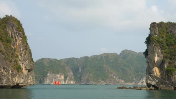 Crucero Tradicional Chatarra Navegando Través Las Islas Piedra Caliza Sitio — Vídeo de stock