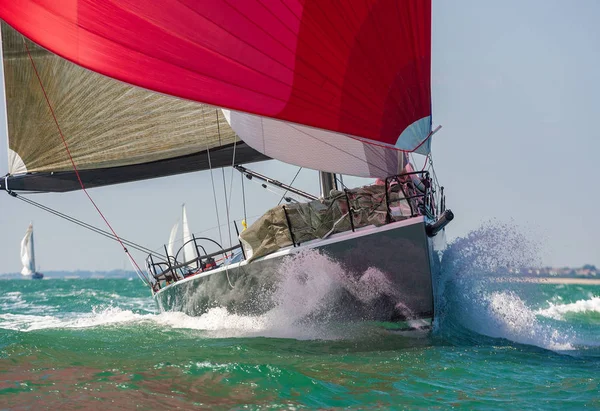 Закрытие Лодки Лодки Яхты Море Красными Салями — стоковое фото