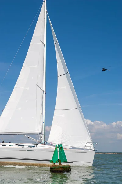 Segelbåt Segelbåt Eller Yacht Med Vita Segel Passerar Grön Navigering — Stockfoto