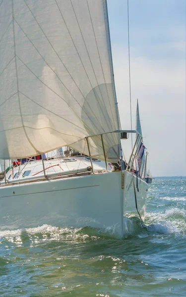 Primer Plano Velero Velero Yate Mar Con Velas Blancas — Foto de Stock