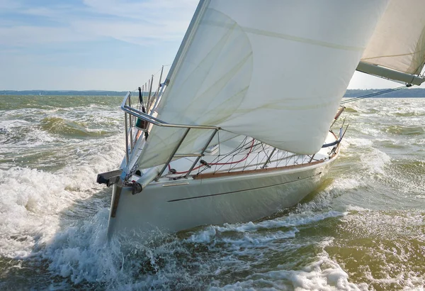 Närbild Segelbåt Segelbåt Eller Yacht Till Sjöss Med Vita Segel — Stockfoto