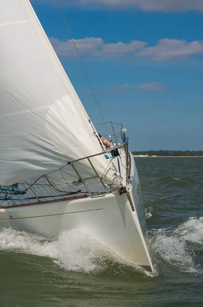 Close Van Een Zeilboot Zeilboot Zeiljacht Zee Met Witte Zeilen — Stockfoto