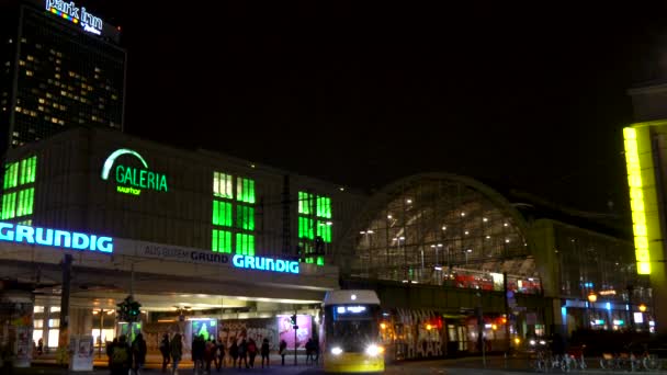 Alexanderplatz Station Traffic Trams People Berlin Alemania Febrero 2018 Uhd — Vídeo de stock