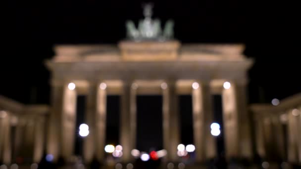 Bloqueado Fuera Foco Video Clip Personas Noche Por Puerta Brandenburgo — Vídeos de Stock