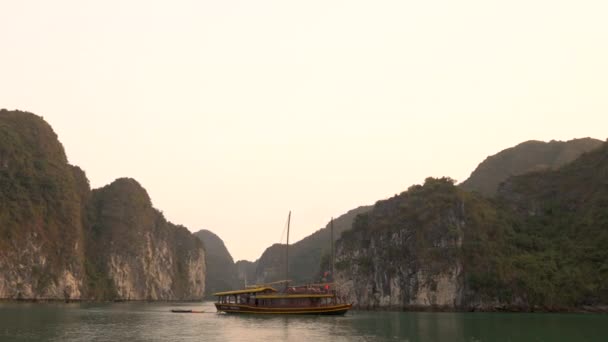 Traditionelle Junk Kreuzfahrtschiff Lange Bucht Bei Sonnenuntergang Katze Nationalpark Nordosten — Stockvideo