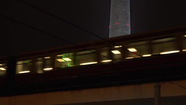 从地铁列车离开 亚历山大广场站 在下雪的冬夜向电视塔倾斜 — 图库视频影像