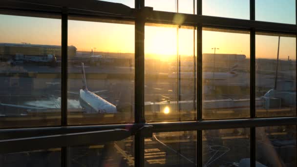 イギリスのヒースロー空港ターミナル ロンドン ヒースロー空港 ターミナル ロンドン イングランド 日の出では 滑走路エプロンのブリティッシュ エアウェイズ飛行機の 2018 — ストック動画