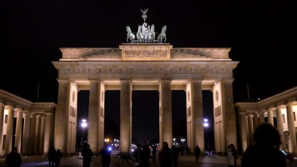 Відео Кліп Людей Ночах Бранденбурзьких Воріт Pariser Platz Берлін Німеччина — стокове відео