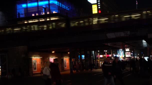 Tram Tren Personas Fuera Alexanderplatz Bahnhoff Station Berlín Alemania Febrero — Vídeos de Stock