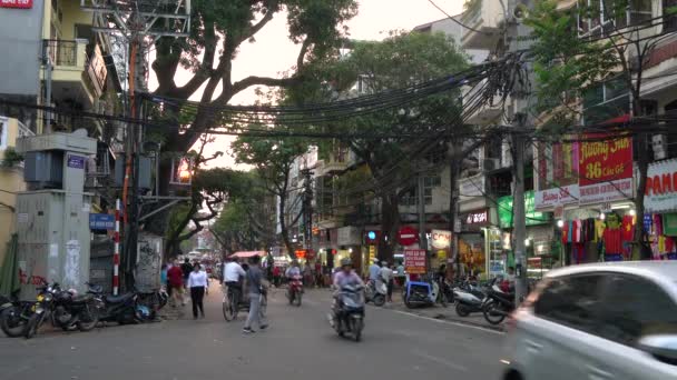 Scooters Dan Orang Streets Hanoi Vietnam April 2018 Scooters Mobil — Stok Video