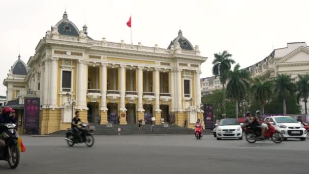 Dopravní Lidé Mimo Hanoi Opera House Hanoj Vietnam Dubna 2018 — Stock video