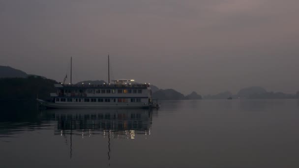 Barco Cruzeiro Anoitecer Atracado Patrimônio Mundial Unesco Long Bay Cat — Vídeo de Stock