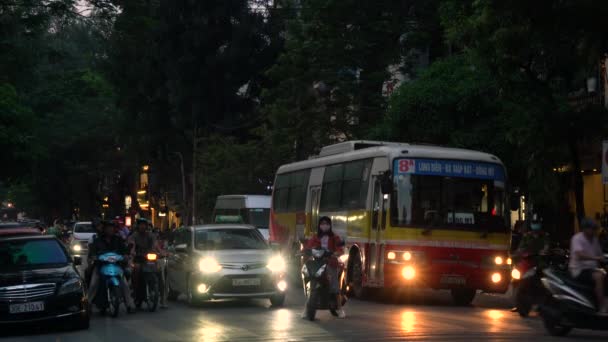 Escoores Pessoas Nas Fortes Hanoi Vietnão Abril 2018 Scooters Carros — Vídeo de Stock