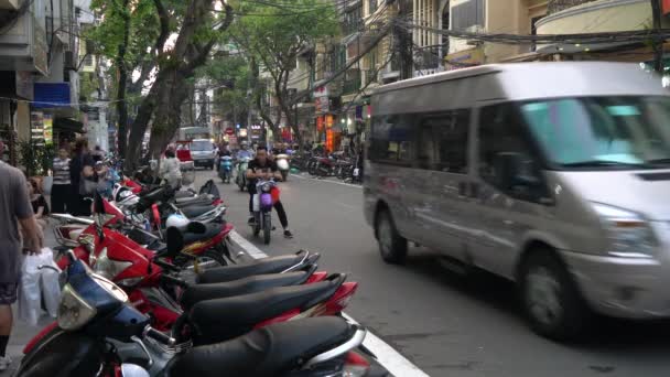 스쿠터 사람들에 거리의 베트남 하노이 2018 스쿠터 자동차 관광객 하노이 — 비디오