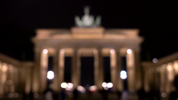 Soft Focus Sea Videoclip Van Mensen Nachts Door Brandenburg Gate — Stockvideo