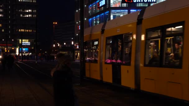 Trames Personas Alexanderplatz Berlín Alemania Febrero 2018 Vídeo Nocturno Tranvías — Vídeo de stock
