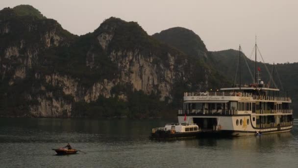 Kryssning Båt Lokala Roddbåt Long Bay Skymningen East Nordvietnam April — Stockvideo