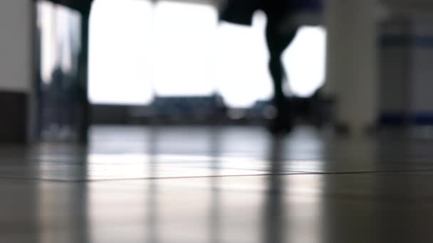 スーツケース バッグや荷物で空港を歩く匿名の人々 地上ビデオ クリップ — ストック動画