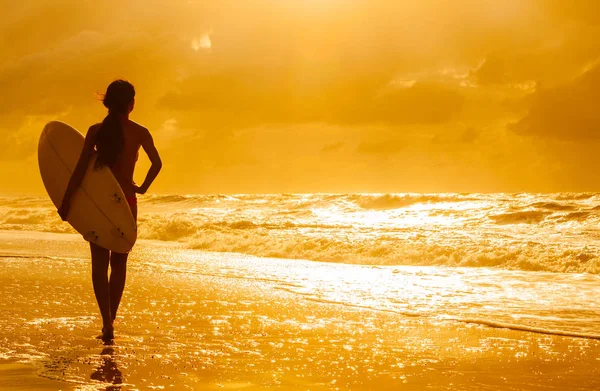 Verzadigde Gestileerde Achteraanzicht Van Mooie Sexy Jonge Vrouw Surfer Girl — Stockfoto