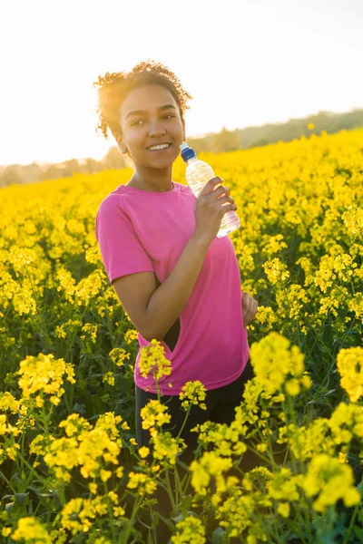 Güzel Mutlu Karışık Yarış Afro Amerikan Kız Genç Kadın Genç — Stok fotoğraf