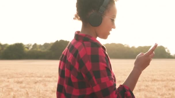 Vídeo Clipe Rastreamento Câmera Lenta Bela Raça Mista Menina Afro — Vídeo de Stock