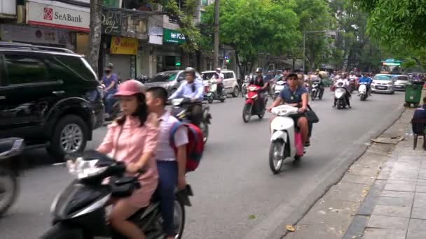 Scooters People Streets Hanoi Vietnam April 2018 Scooters Cars Traffic — Stock Video