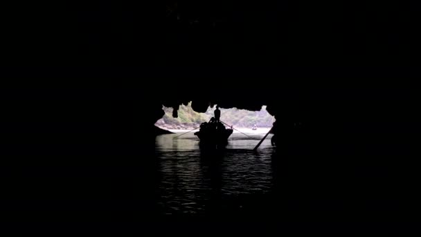 Touristes Dans Des Bateaux Locaux Traditionnels Guidés Travers Les Grottes — Video