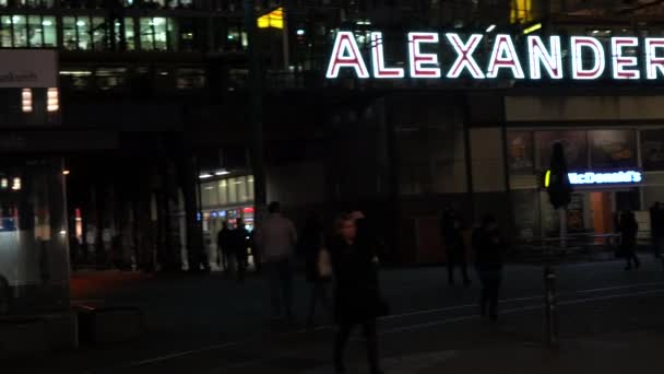 Menschen Vor Dem Alexanderplatz Berlin Deutschland Februar 2018 Nächtliches Video — Stockvideo