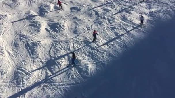 Luftbildaufnahme Von Skifahrern Auf Einem Sonnigen Winterberg Und Einem Vierersessellift — Stockvideo