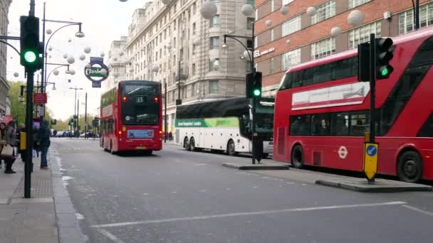 Αυτοκίνητα Ταξί Και Κόκκινο Λεωφορείο Του Λονδίνου Oxford Street Λονδίνο — Αρχείο Βίντεο