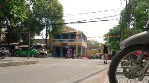 スクーター トラフィックおよび人々 上の通りのホイアン ベトナム 2018 スクーター 観光客 ホイアンの昼間の街の人々 ベトナム — ストック動画