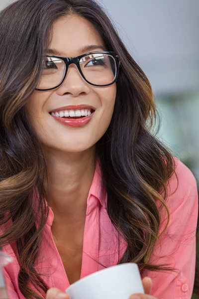 Mulher Chinesa Asiática Bonita Jovem Menina Usando Óculos Sorrindo Bebendo — Fotografia de Stock