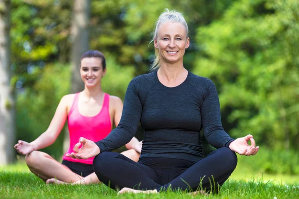 Mature Fit Healthy Middle Aged Female Yoga Teacher Yogi Teaching — Stock Photo, Image