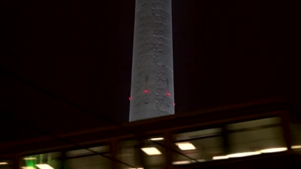 火车离开亚历山大广场站倾斜到柏林 Fernsehturm 电视塔 — 图库视频影像