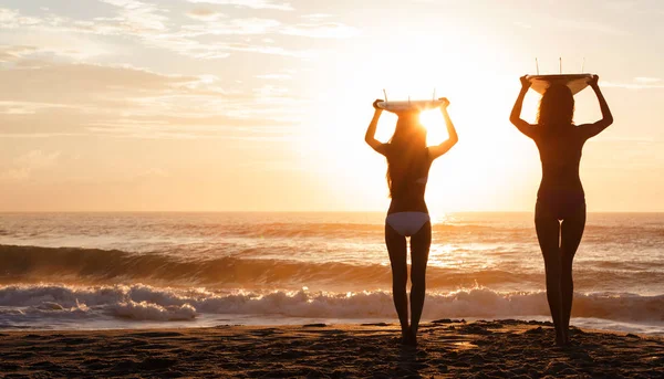 Красиві Молоді Жінки Обслуговують Дівчат Бікіні Дошками Серфінгу Пляжі Заході — стокове фото