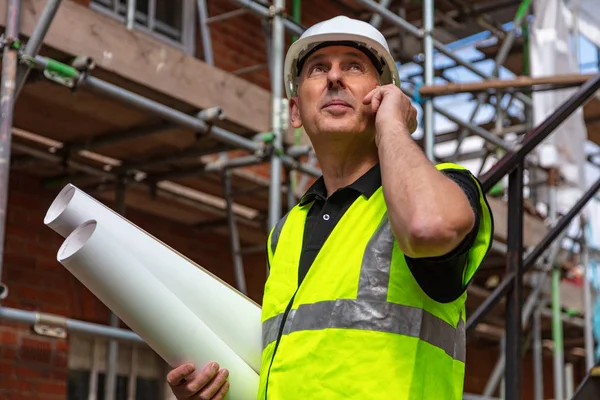 Homem Construtor Capataz Trabalhador Arquiteto Canteiro Obras Segurando Planos Construção — Fotografia de Stock