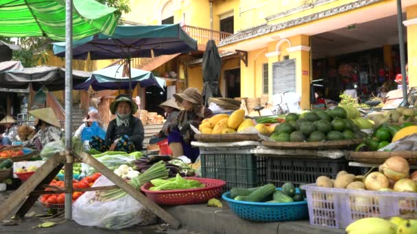 Helyi Vietnami Nők Értékesítés Élelmiszer Zöldség Kezdődnek Hoi Piacára Vietnam — Stock videók