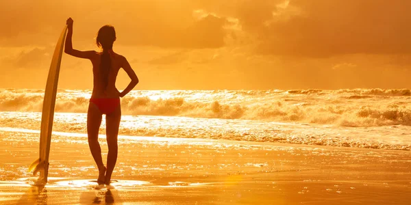 Vista Trasera Hermosa Chica Surfista Sexy Bikini Con Tabla Surf —  Fotos de Stock