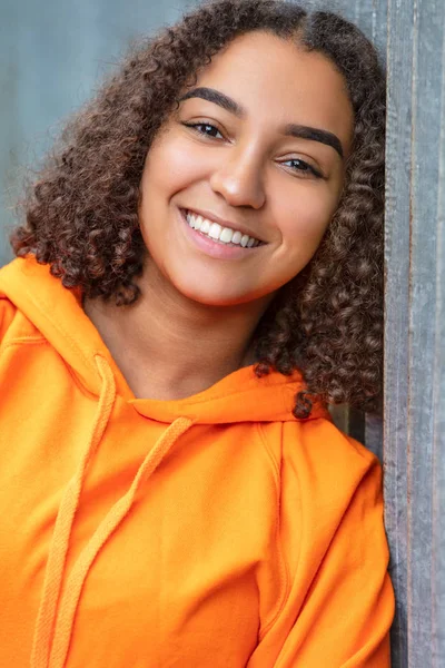 Retrato Aire Libre Hermosa Raza Mixta Feliz Chica Afroamericana Adolescente —  Fotos de Stock