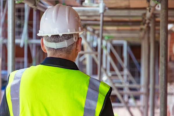 Visão Traseira Construtor Masculino Trabalhador Construção Civil Local Construção Usando — Fotografia de Stock